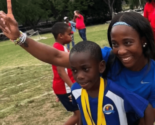 Η μαμά Φρέιζερ-Πράις έφαγε... λάχανο τους άλλους γονείς σε σχολικό αγώνα ταχύτητας