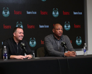 Δεν κινδυνεύει η θέση του Ρίβερς - O GM των Μπακς δίνει... ψήφο εμπιστοσύνης