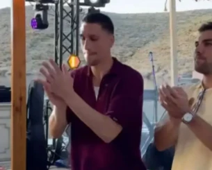 Ξεσήκωσε την παρέα του ο Λαρεντζάκης τραγουδώντας στην Κύθνο!