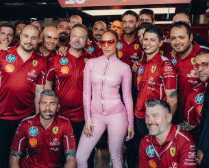 Η Τζένιφερ Λόπεζ πήγε στη Ferrari κι έκλεψε την παράσταση