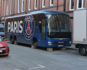 Με τα πόδια στο γήπεδο; Οπαδοί της Άστον Βίλα έκλεψαν τις ρόδες από το πούλμαν της Παρί