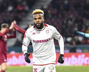 Ρίγος σε ποδοσφαιρικό αγώνα στη Κίνα - Τίμησαν τη μνήμη του Άαρον Μπουπεντζά