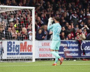 Συγκινητικές στιγμές: Έκανε ντεμπούτο μετά τον θάνατο του πατέρα του και οι αντίπαλοι οπαδοί τον αγκάλιασαν