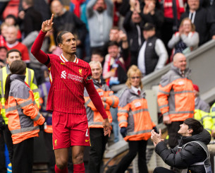 Του... κεφαλιού του ο Φαν Ντάικ: Πριν το νέο συμβόλαιο, σπάει ρεκόρ με τη Λίβερπουλ