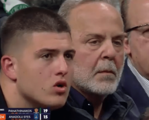 Ο Καρλαύτης τραγουδάει συνθήματα στο ΟΑΚΑ - Στο γήπεδο και ο Βαγιαννίδης