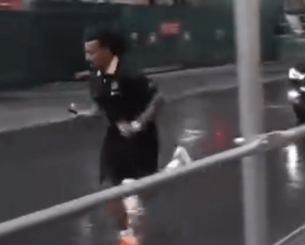 Το σουρεαλιστικό βίντεο με τον Κουντέ να τρέχει στους δρόμους των ΗΠΑ έχει γίνει viral