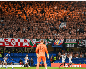 Η φωτογραφία που κάνει τον γύρο του διαδικτύου: Ούτε ένας Πολωνός με μπλούζα στο Στάμφορντ Μπριτζ