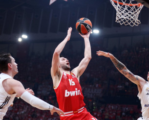 Η «γυμνή Βασίλισσα» υπάκουσε στο ΣΕΦ στις εντολές του Ολυμπιακού