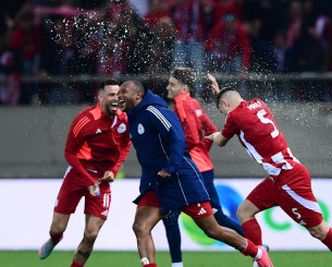 H παρακάμερα από τη νίκη τίτλου του Ολυμπιακού και το πάρτι στα αποδυτήρια για το 48ο!