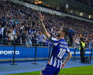 Με νίκη ανεβαίνει και δεν χάνει την ευκαιρία