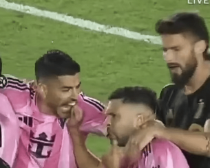 Αυτή τη φορά ο Σουάρες όρμησε για να δαγκώσει συμπαίκτη του