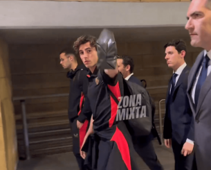 Εξαλλοι οι οπαδοί της Σεβίλλης, πέταξαν πλαστά χρήματα στους παίκτες - «Θέλετε να μας ρίξετε κατηγορία;» (video)