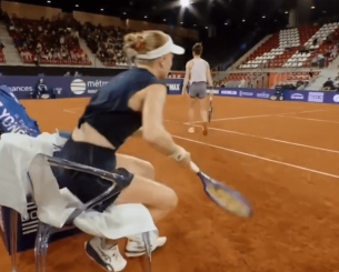 Τενίστρια ζήτησε από διαιτητή να πει στην αντίπαλό της να φορέσει... αποσμητικό (video)