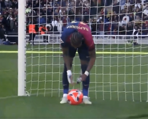 Γιατί ο Ραφινια έβρεξε την μπάλα πριν εκτελέσει το πέναλτι στο 98'