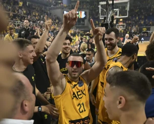 Η ιστορία μιας φωτογραφίας: Πώς ο Νετζήπογλου έγινε viral στους πανηγυρισμούς της ΑΕΚ