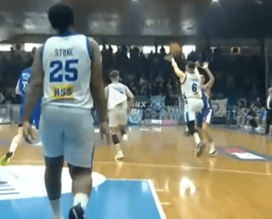 Aπίστευτο buzzer beater του Τσιακμά από τη μέση του γηπέδου (video)