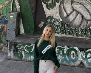 Η καλλονή εγγονή του Πούσκας φωτογραφήθηκε έξω από τη Λεωφόρο: «Στο γήπεδο που ξεκίνησαν όλα»