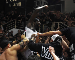 Τρελαμένος ο Μπέβερλι ανέβηκε στην εξέδρα και έγινε ένα με τον κόσμο του ΠΑΟΚ