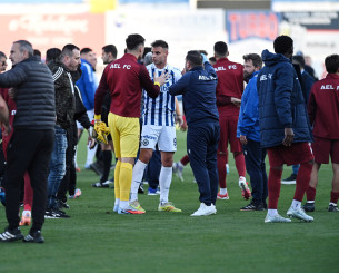 Μεγάλη ένταση μεταξύ των παικτών στο Ατρόμητος - ΑΕΛ Novibet (videos)