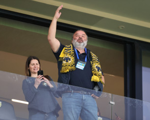 Ποιο αγαπημένο τραγούδι του Ηλιόπουλου έπαιξε στα μεγάφωνα μετά το ντέρμπι