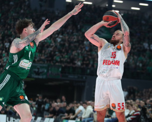 Το απίθανο τρίποντο του Τζέιμς μπροστά στον Φαρίντ (video)