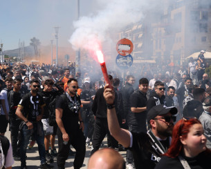 «Ασπρόμαυρη» η παραλία του Βόλου από φίλους του ΠΑΟΚ και του ΟΦΗ (photos)