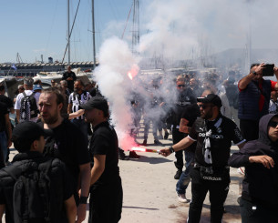 Πραγματική γιορτή του ποδοσφαίρου: Χωρίς αστυνομική επιτήρηση οι φίλαθλοι ΠΑΟΚ και ΟΦΗ στο λιμάνι του Βόλου