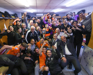 Το ξέφρενο πάρτι των ανθρώπων του ΟΦΗ στα αποδυτήρια του Πανθεσσαλικού (photos)