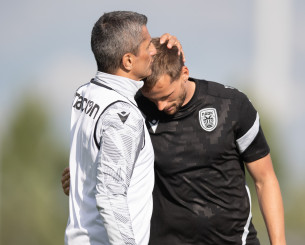 Η συγκινητική υποδοχή των παικτών του ΠΑΟΚ στον Λουτσέσκου που επέστρεψε στη Θεσσαλονική (video)