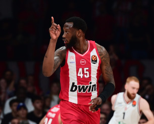 Θέαμα στο ΣΕΦ: Ο Τζόζεφ πάσαρε, ο Χολ κάρφωσε με μανία στο καλάθι της Μιλάνο (video)