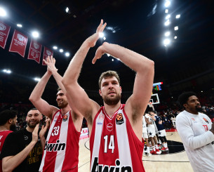 «Ο Ολυμπιακός ολοκλήρωσε την κανονική διάρκεια όπως του άξιζε: πρώτος!» - Η παρακάμερα του ματς με την Αρμάνι