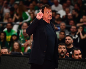 Ο Αταμάν κάλεσε time-out μετά από ένα λεπτό και 57 δευτερόλεπτα δράσης στο Τ-Center