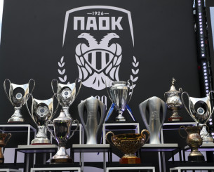 Τα τρόπαια του ΠΑΟΚ στην «Αριστοτέλους» - Γεμίζει από νωρίς η πλατεία για τα 100 χρόνια