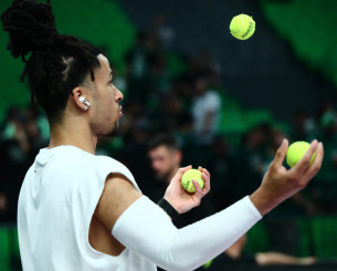 Ο Στραζέλ έκανε ζέσταμα πριν το ματς κόντρα στον Παναθηναϊκό με μπάλες τένις και ζογκλερικά (video)