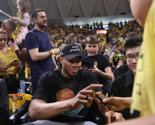 Ο Γιάννης Αντετοκούνμπο, ο Νίκος Γκάλης και ο Ρίτσαρντ Σιάο στο Άρης - Πανιώνιος (photos, video)