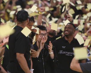 Σιάο και Αντετοκούμπο έμειναν άφωνοι με την ατμόσφαιρα στο Παλέ (video)