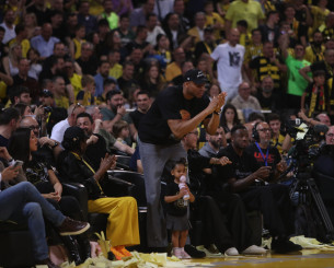 Ο Γιάννης και ο Θανάσης Αντετοκούνμπο πανηγύρισαν τους πρώτους πόντους του Κώστα (video)