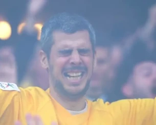 «Ούτε όταν γέννησα τα παιδιά του δεν έκλαψε»: Το επικό σχόλιο της συζύγου του πιο viral ΑΕΚτζη!