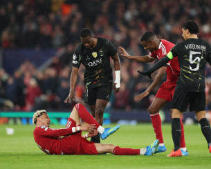 Σοκ στην Λίβερπουλ: Ο Εκιτικέ αποχώρησε με φορείο από το ματς με την Παρί Σεν Ζερμέν (video)