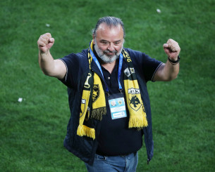 Ο Μάριος Ηλιόπουλος μέσα στο γήπεδο στα τελευταία λεπτά του ΑΕΚ - ΠΑΟΚ (video)