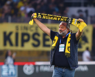 Ο Ηλιόπουλος και το κασκόλ «Champions» (photos)