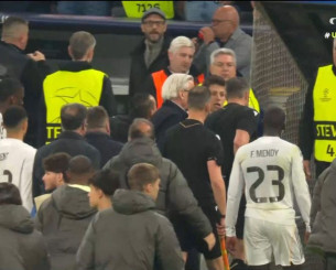 «Ντου» της μισής ενδεκάδας της Ρεάλ στον διαιτητή στο φινάλε του αγώνα (video)