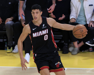 Η Αρμάνι «ονειρεύεται» τον Σιμόνε Φοντέκιο