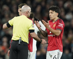 Σάλος και διχογνωμία στην Αγγλία για την αποβολή του Μαρτίνες - Έξαλλος ο Σίρερ, «υπέρμαχος» ο Γουέμπ