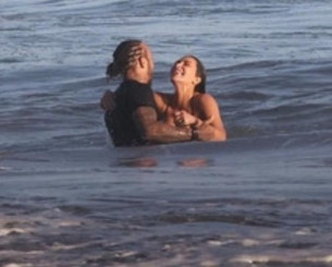 Δεν κρύβονται πια: Τα «καυτά» φιλιά του Χάμιλτον με την Καρντάσιαν μέσα στη θάλασσα (video)