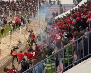 Χαμός σε αγώνα στο Μαρόκο: Εισβολή οπαδών στον ημιτελικό του CAF Confederation Cup (video)
