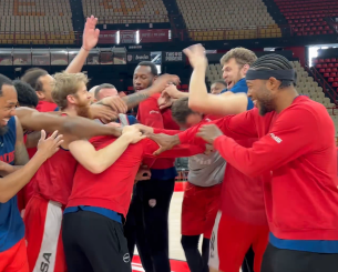 Χαμός στο ΣΕΦ: Η στιγμή όπου οι παίκτες του Ολυμπιακού μαθαίνουν για τη βράβευσή τους από την EuroLeague (video)