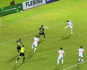 Απίθανο γκολ στην Παραγουάη: Σκόραρε με το... πρόσωπο μετά από διώξιμο σε χαμένο πέναλτι (video)