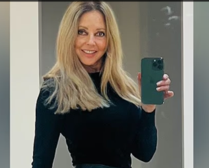 «Έχει ανοιχτή σχέση με πολλούς, είναι καλό κορίτσι» - Μικρόφωνα ξεχάστηκαν ανοιχτά σε live σύνδεση και εξέθεσαν παρουσιάστρια (video)