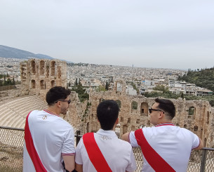 Στην Ακρόπολη πριν από την «Allwyn Arena» οπαδοί της Ράγιο Βαγιεκάνο